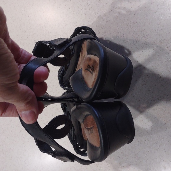 Earth Azalea Black Leather Wedge Sandals Size 10D (Wide Width) EUC - Picture 10 of 16